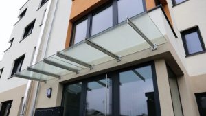 Stekleni nadstreški za vhodna vrata cena